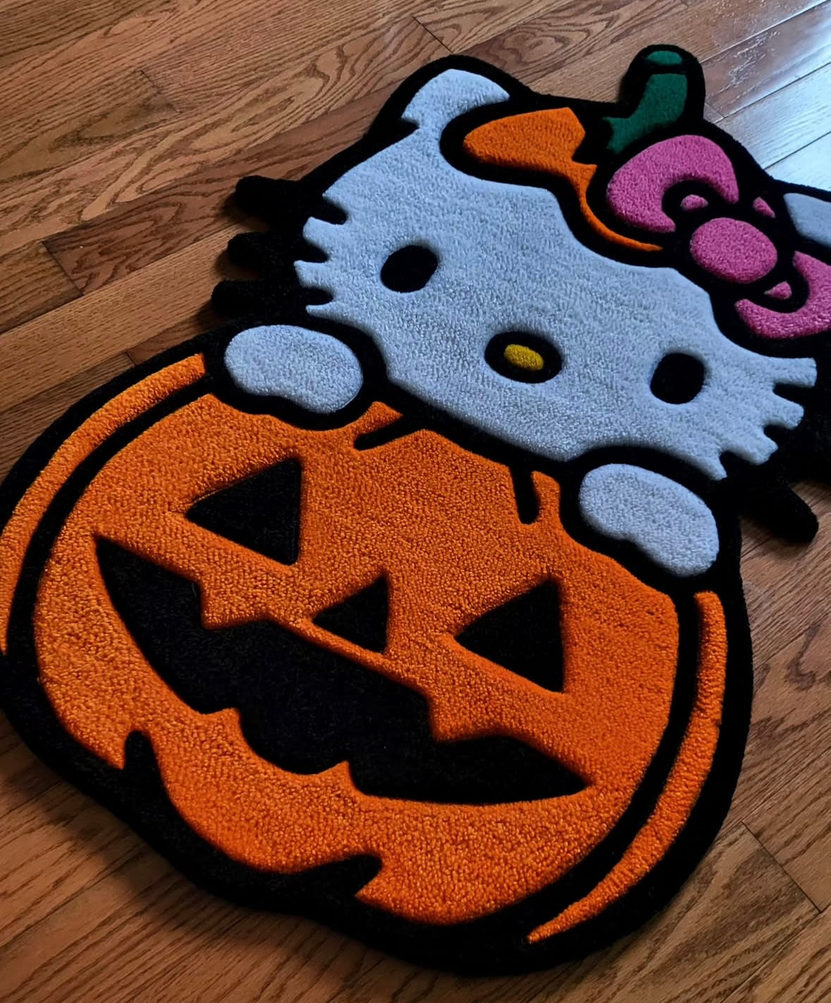 Hello Kitty Halloween tufted rug placed in a cute and festive interior — tapis tufting Hello Kitty Halloween dans une déco mignonne et festive