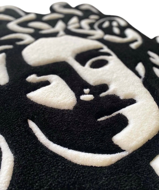 Close-up of tufted wool texture and facial detail on the Medusa rug zoom sur la texture tufting en laine et les détails du visage sur le tapis Méduse