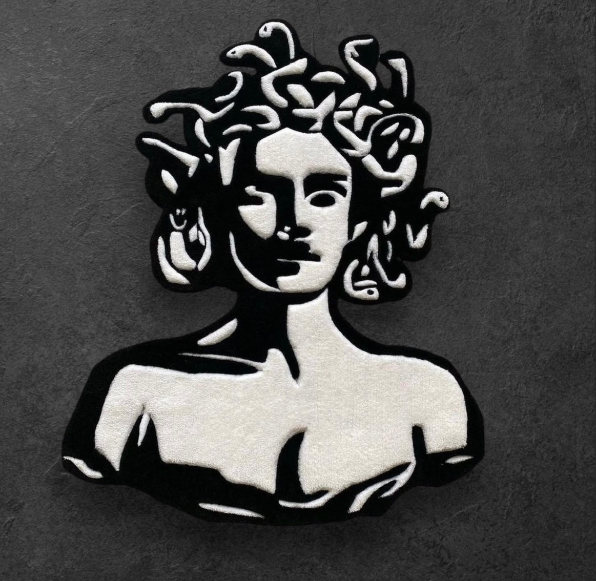 Medusa tufted rug styled in a bold, mythologically inspired interior — tapis tufting Méduse intégré dans une déco intérieure inspirée de la mythologie et du design audacieux