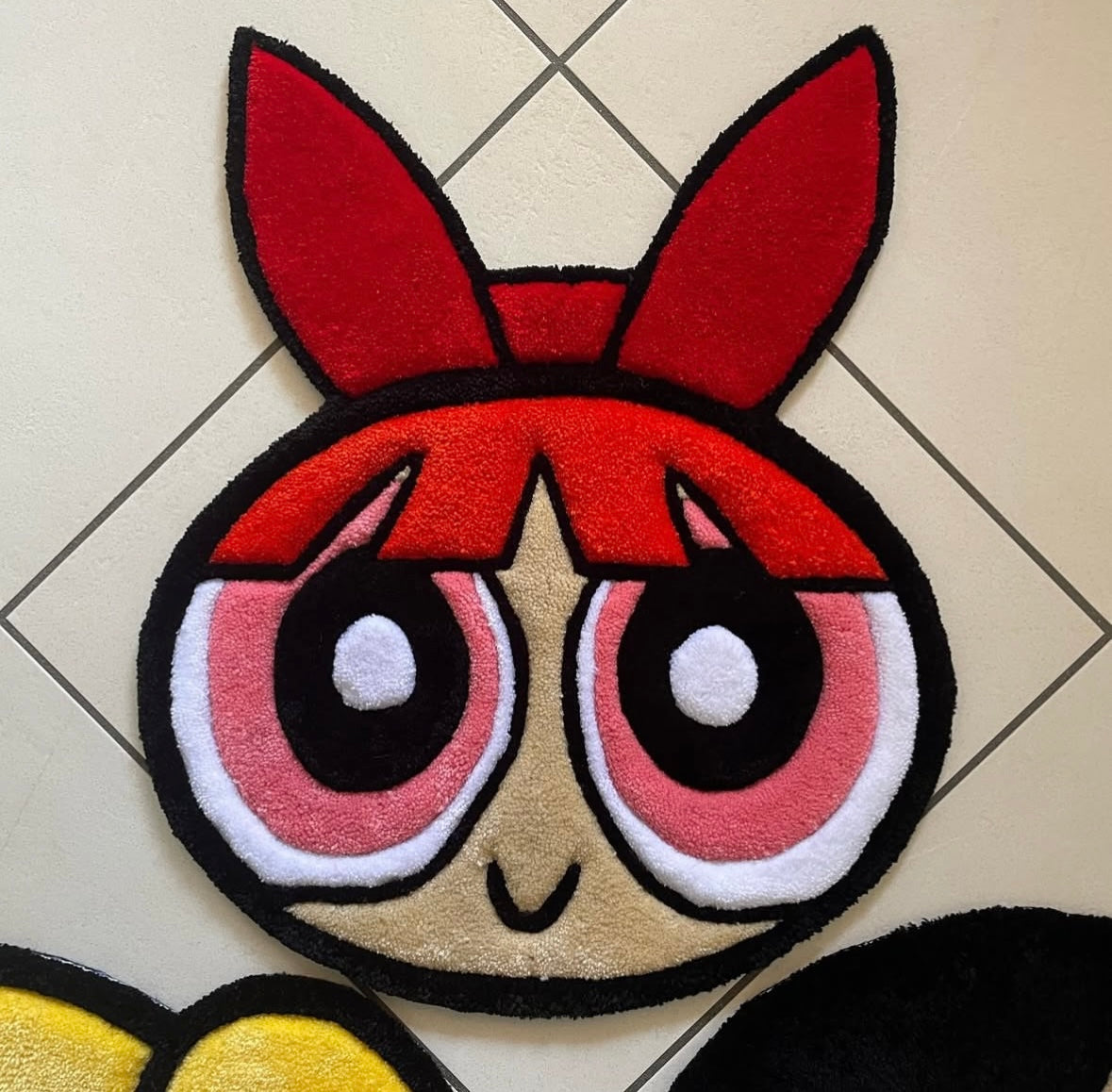 Powerpuff Girls tufted rug styled in a playful kids' or retro-themed room tapis tufting Powerpuff Girls intégré dans une chambre enfant ou une déco rétro et fun