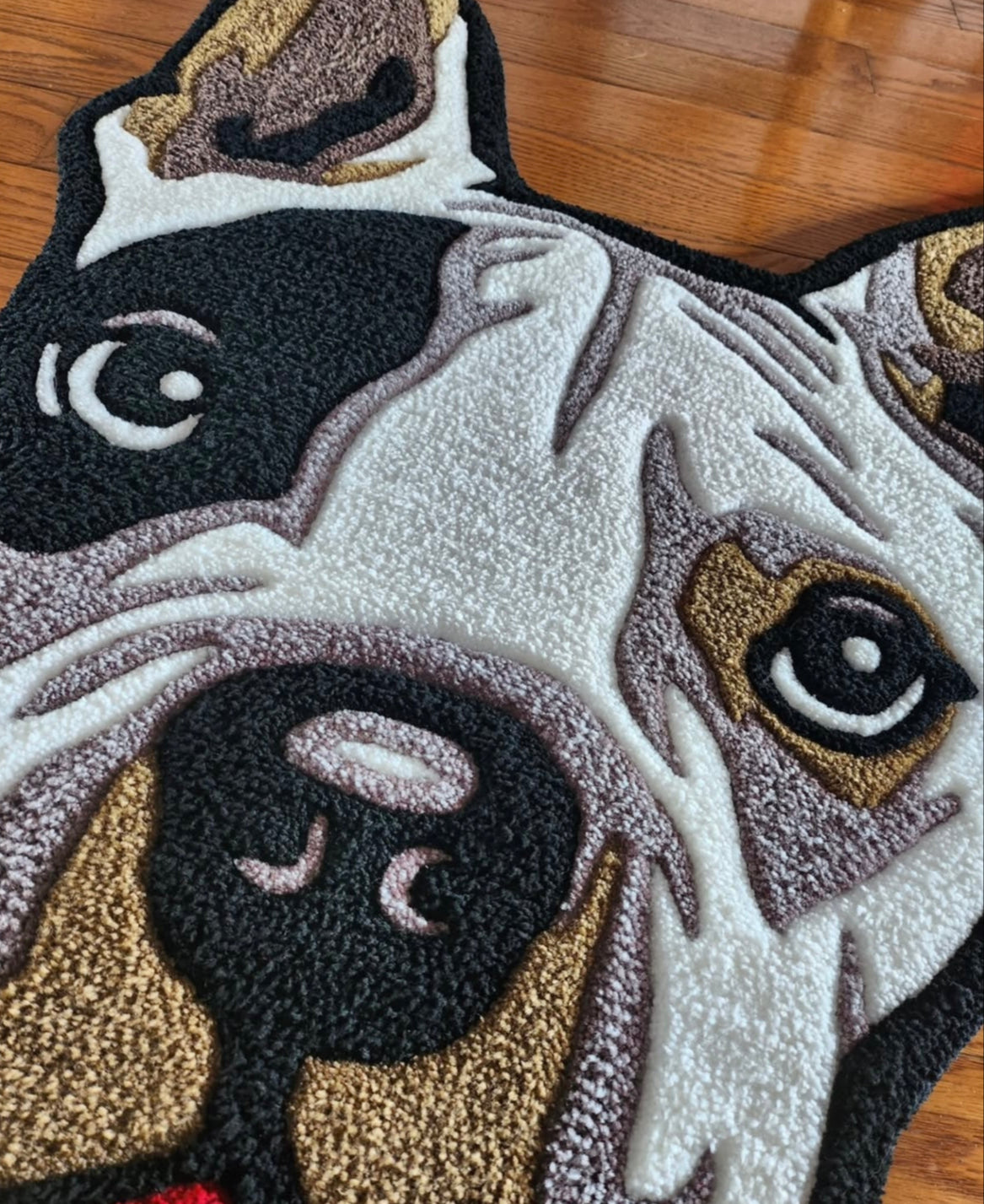 French Bulldog tufted rug placed near a dog bed or cozy interior tapis tufting bouledogue français placé près d’un panier ou dans un coin cosy
