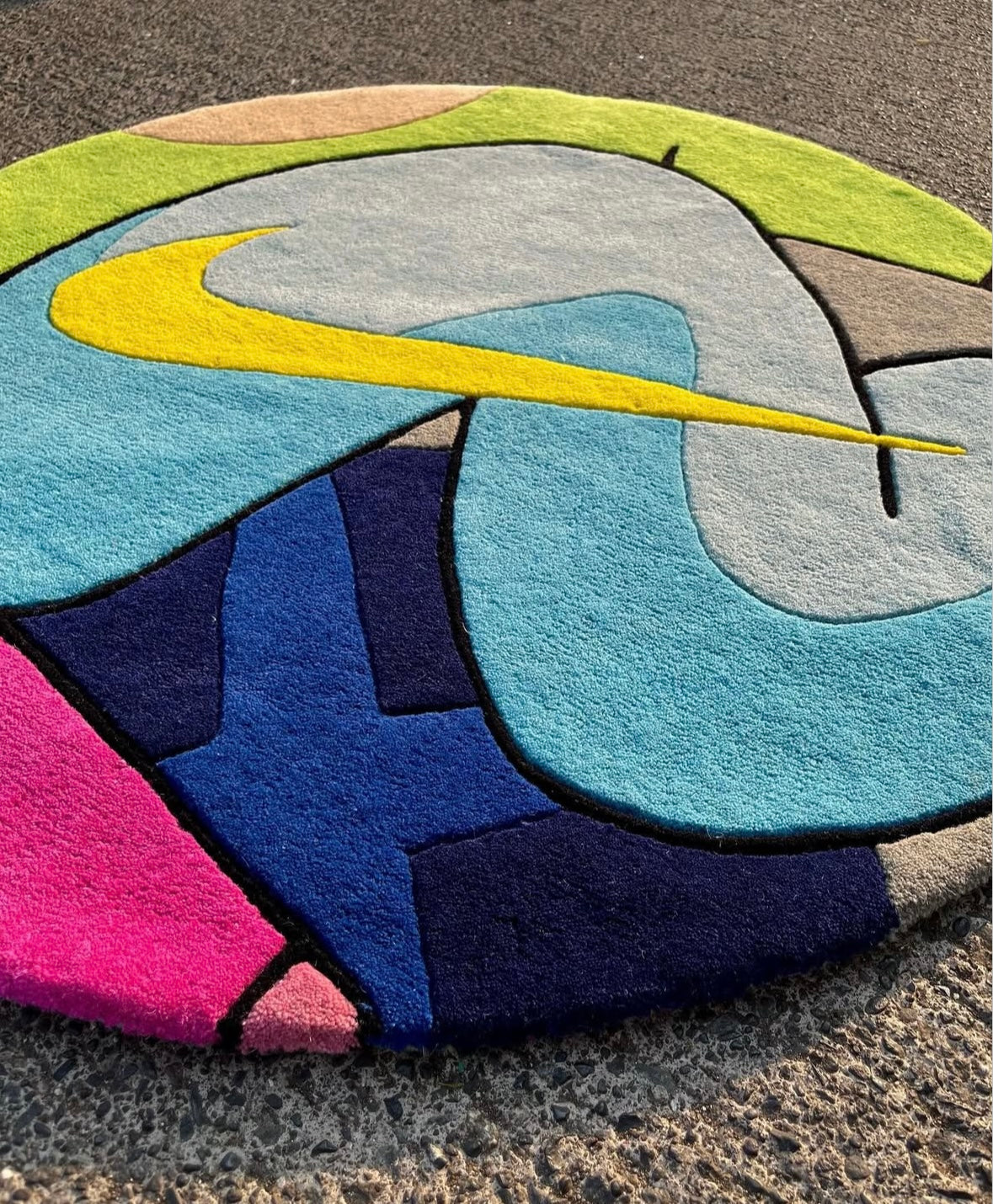 Nike Pop Abstract tufted rug styled in a modern, streetwear-inspired interior tapis tufting Nike pop art mis en scène dans une déco urbaine et contemporaine