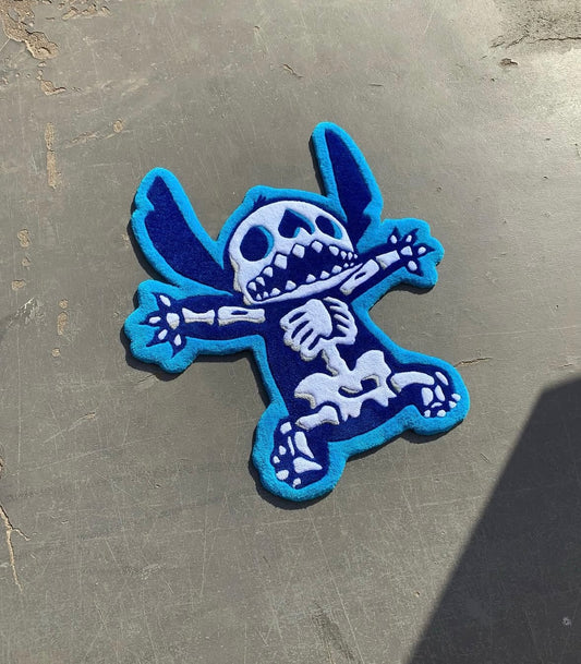 Stitch skeleton tufted rug styled in a playful modern room — tapis tufting Stitch squelette intégré dans une déco ludique et contemporaine