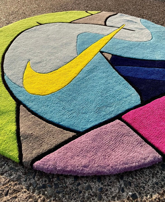 Close-up of tufted wool texture and bold color details on the Nike rug — détail de la texture tufting en laine et des couleurs vives du tapis Nike pop
