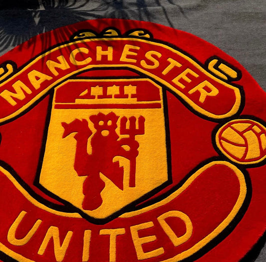 Close-up of the wool tufted texture on the Manchester rug — détail de la texture tufting en laine du tapis Manchester United