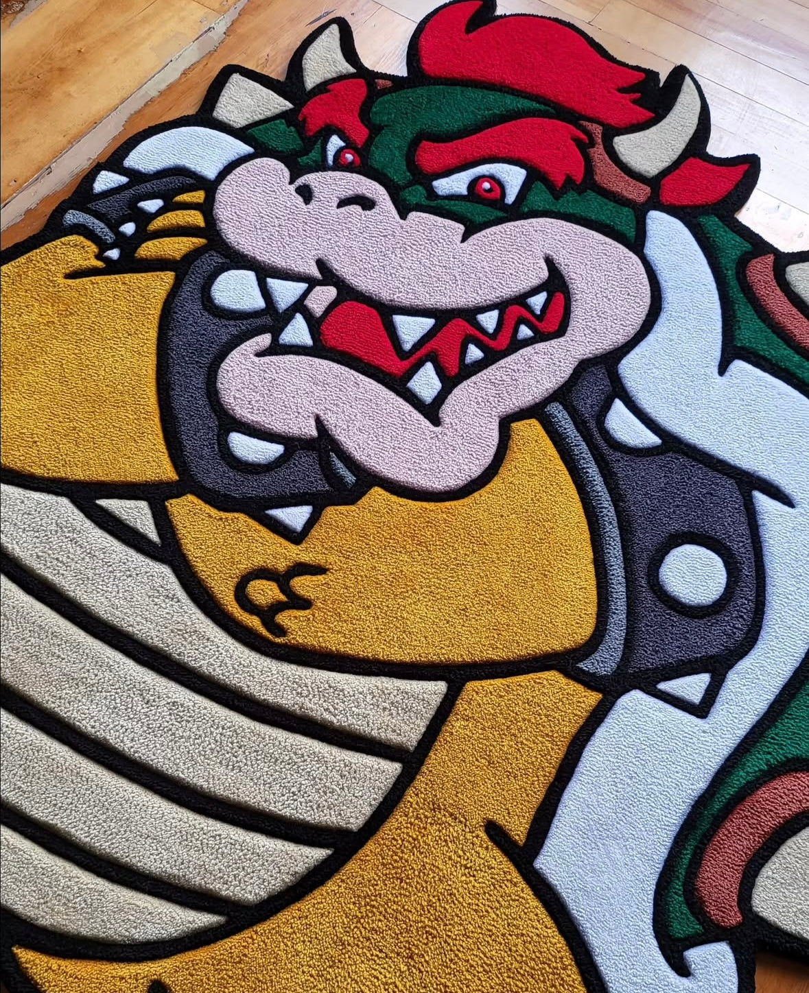 Bowser tufted rug placed in a gamer’s or pop culture-inspired room  tapis tufting Bowser mis en scène dans une chambre gaming ou déco pop culture