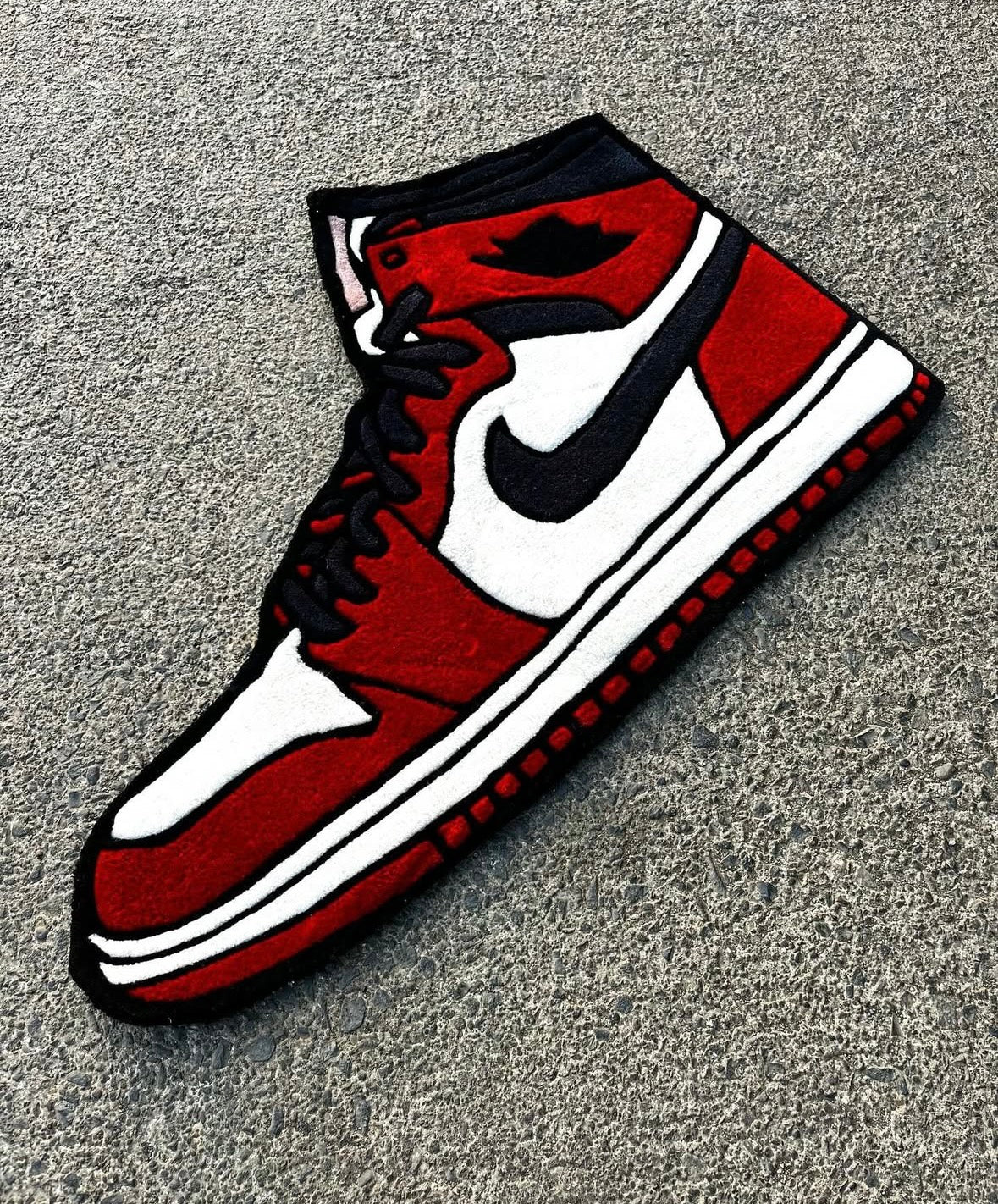 Chicago sneaker tufted rug in a streetwear-inspired room — tapis tufting sneaker Chicago intégré dans une déco inspirée du streetwear