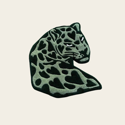 Tufted leopard rug with heart-shaped spots  tapis léopard tufté avec motifs en forme de cœur