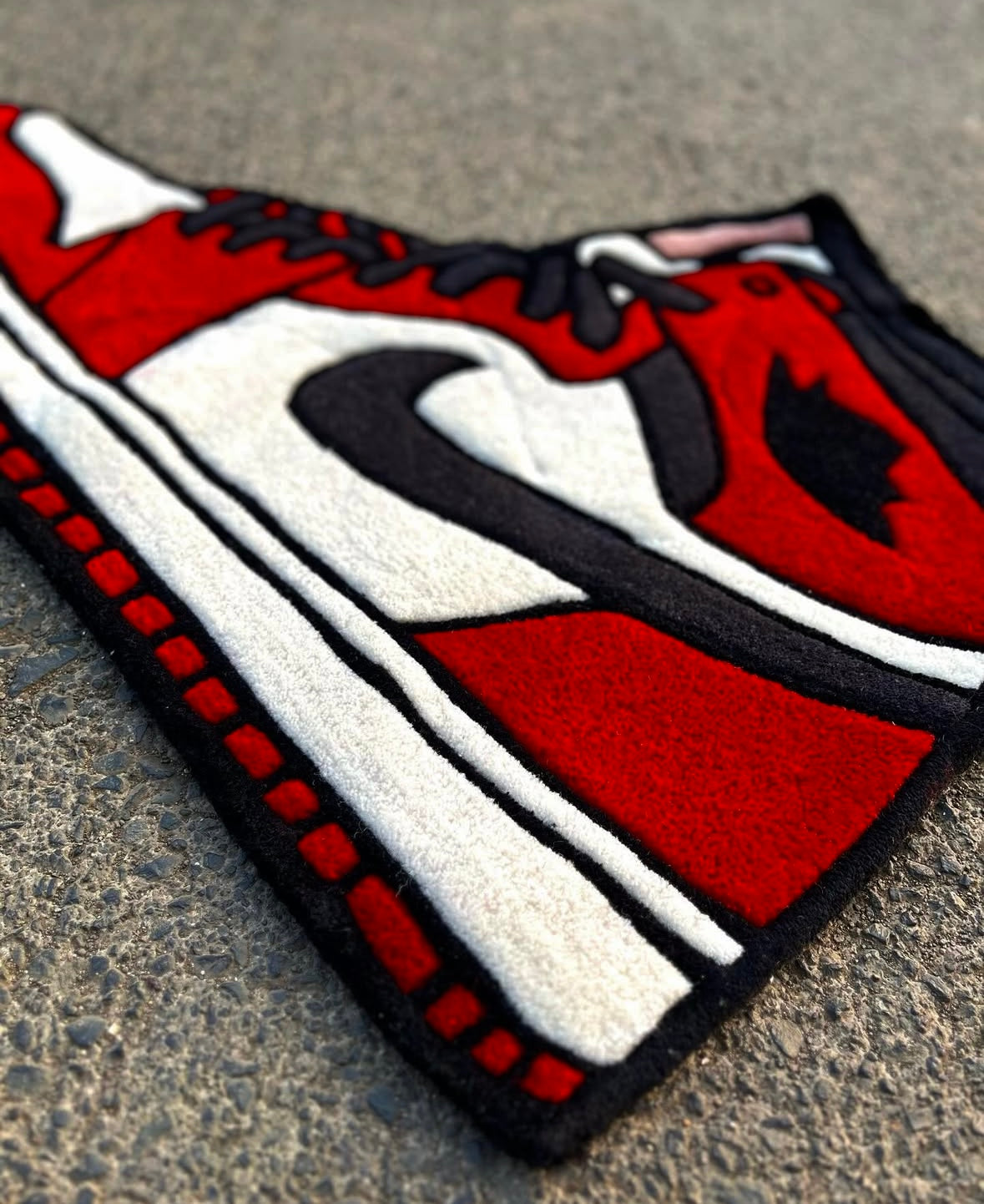 Close-up of wool and tufting details on the sneaker rug  détail en gros plan de la texture tufting en laine du tapis basket Chicago
