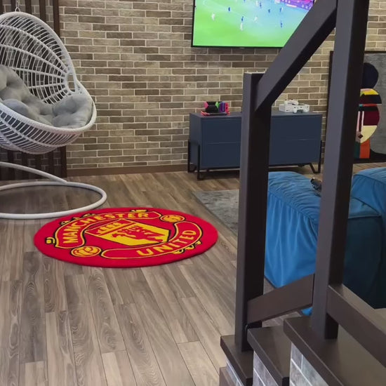Manchester United rug displayed in a modern football fan room — tapis tufting Manchester United dans une chambre moderne de fan de football

