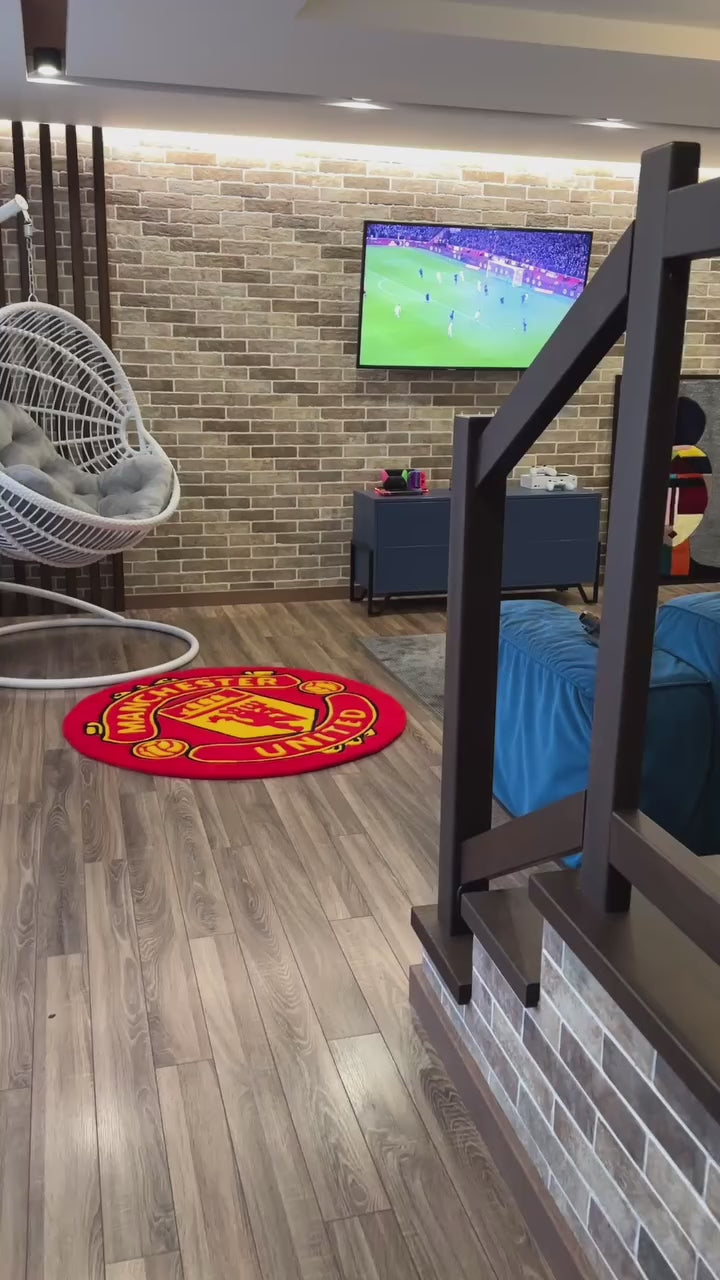 Manchester United rug displayed in a modern football fan room — tapis tufting Manchester United dans une chambre moderne de fan de football

