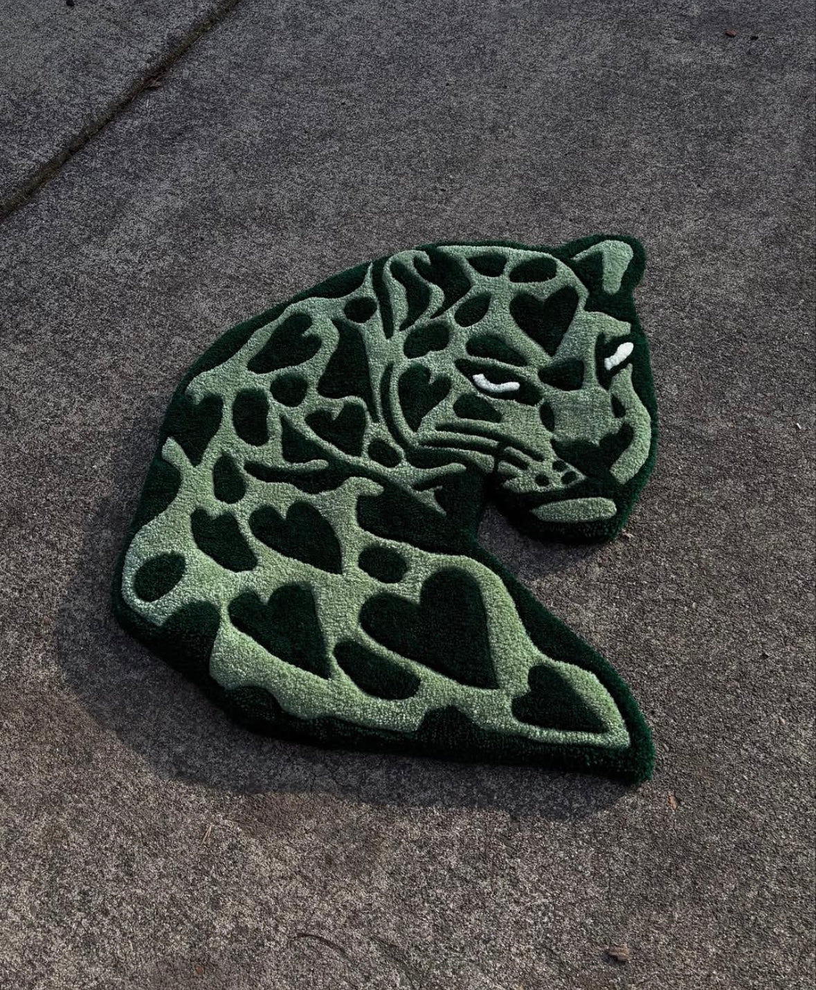 Leoheart rug styled in a cozy modern interior  tapis Leoheart en tufting dans une décoration intérieure chaleureuse et moderne